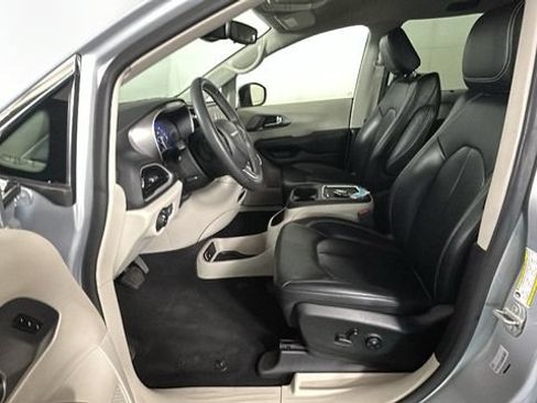 Used 2023 Chrysler Pacifica Touring-L FWD image 11