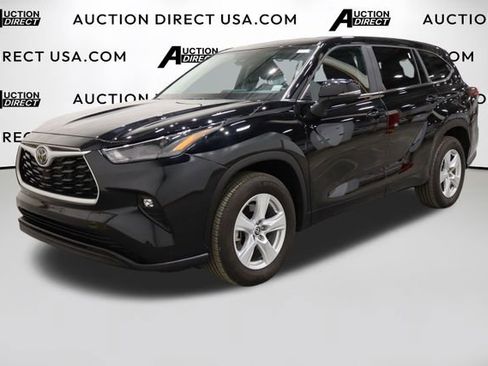 Used 2024 Toyota Highlander FWD image 1