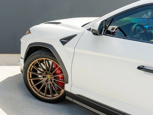 Used 2023 Lamborghini Urus Performante AWD/4WD image 48