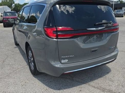 Used 2023 Chrysler Pacifica Touring-L FWD image 6