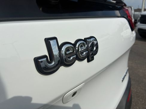 Used 2017 Jeep Cherokee Sport FWD image 26