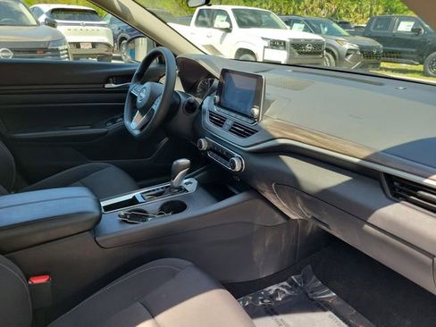 Used 2025 Nissan Altima 2.5 SV FWD image 30