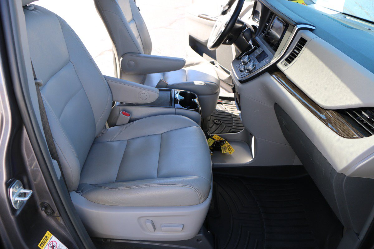 Used 2015 Toyota Sienna XLE w/ XLE Navigation Package FWD image 28