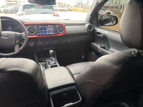 Used 2020 Toyota Tacoma TRD Sport image 18