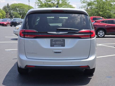 Used 2024 Chrysler Pacifica Touring-L FWD image 17
