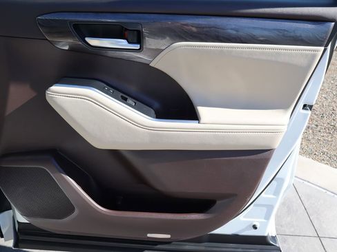 Used 2021 Toyota Highlander Limited image 24