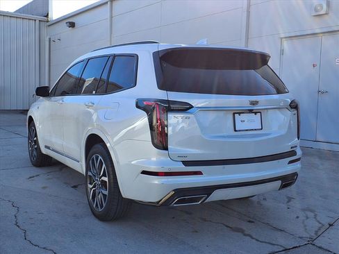 Used 2022 Cadillac XT6 Sport w/ Technology Package image 3