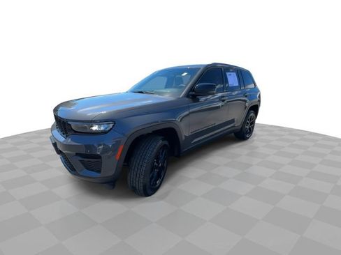 Used 2024 Jeep Grand Cherokee Altitude AWD/4WD image 4
