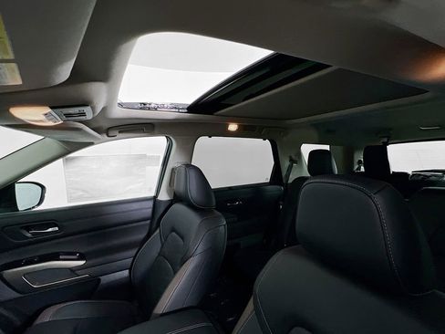 Used 2025 Nissan Pathfinder Platinum AWD/4WD image 20