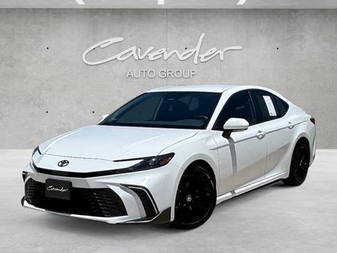 Used 2025 Toyota Camry SE w/ Convenience Package FWD image 1