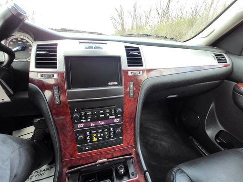 Used 2011 Cadillac Escalade ESV Luxury image 15