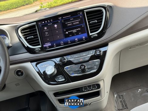 Used 2021 Chrysler Pacifica Touring image 5