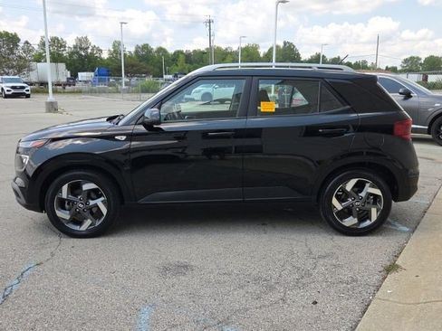 Used 2024 Hyundai Venue SEL FWD image 3