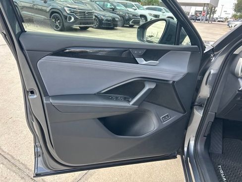 Certified 2026 Volkswagen Tiguan SE FWD image 46