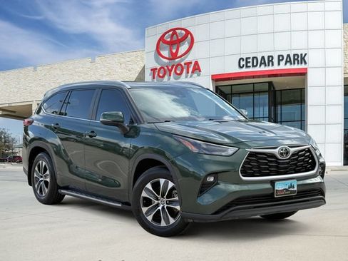 Used 2023 Toyota Highlander XLE FWD image 1
