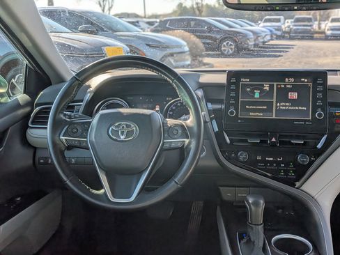 Used 2022 Toyota Camry XLE image 18