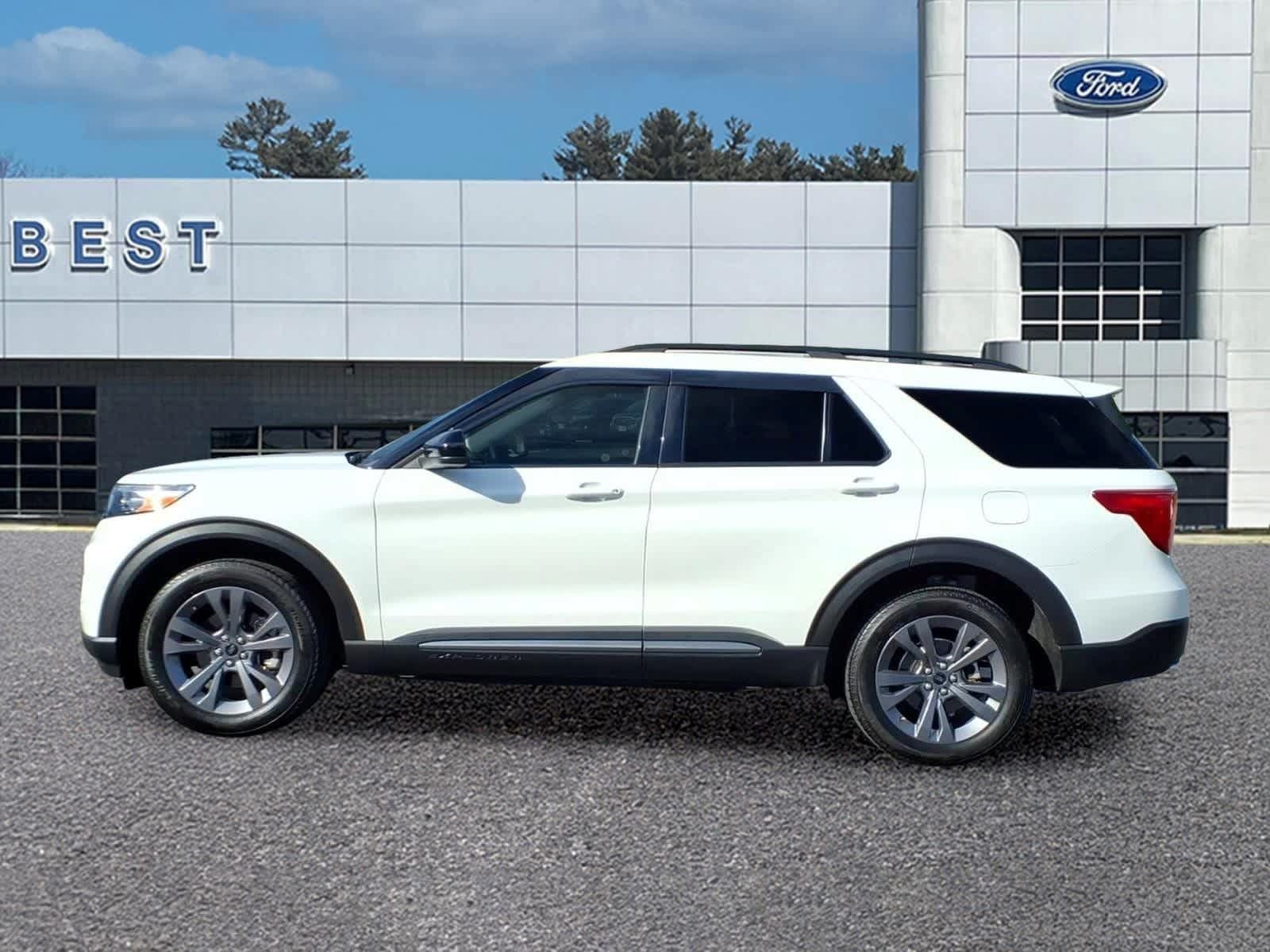 Used 2024 Ford Explorer XLT w/ Equipment Group 202A AWD/4WD image 2