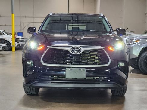 Used 2023 Toyota Highlander XLE image 2