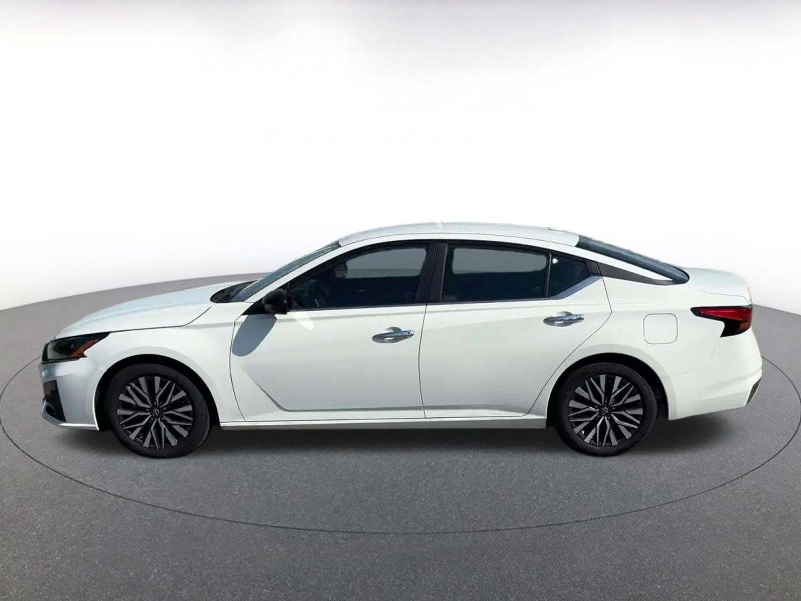 Used 2025 Nissan Altima 2.5 SV FWD image 8