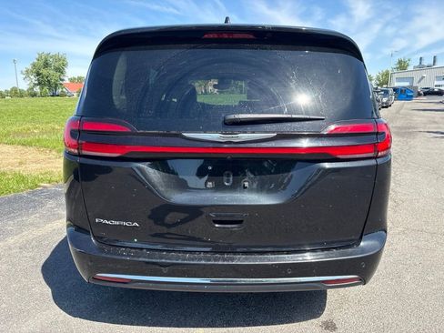 Used 2023 Chrysler Pacifica Touring-L FWD image 7