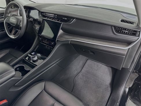 Used 2024 Jeep Grand Cherokee Limited w/ Black Appearance Package image 29