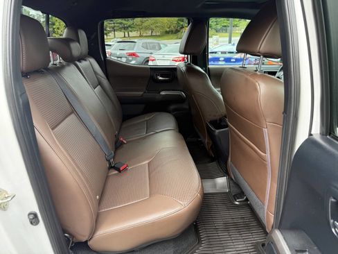 Used 2016 Toyota Tacoma Limited image 11