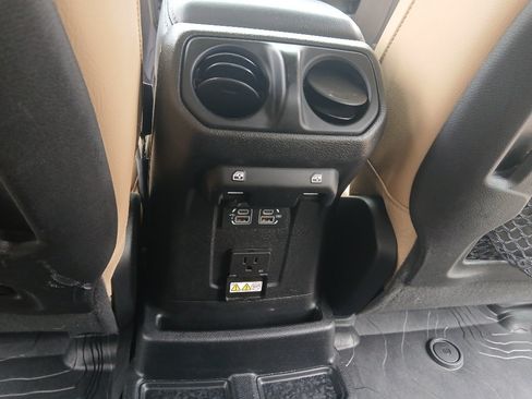 Used 2018 Jeep Wrangler Unlimited Rubicon AWD/4WD image 17