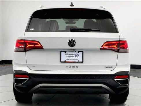 Certified 2022 Volkswagen Taos SE w/ Panoramic Sunroof Package image 4