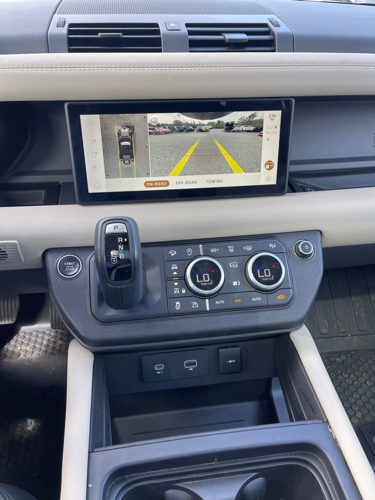 Used 2024 Land Rover Defender 110 X-Dynamic SE AWD/4WD image 22