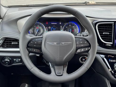 Used 2023 Chrysler Pacifica Limited w/ Uconnect Theater Family Group AWD/4WD image 7