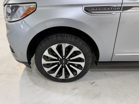 Used 2024 Lincoln Navigator L Reserve image 9