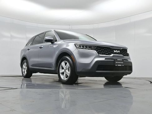Used 2023 Kia Sorento LX FWD image 2
