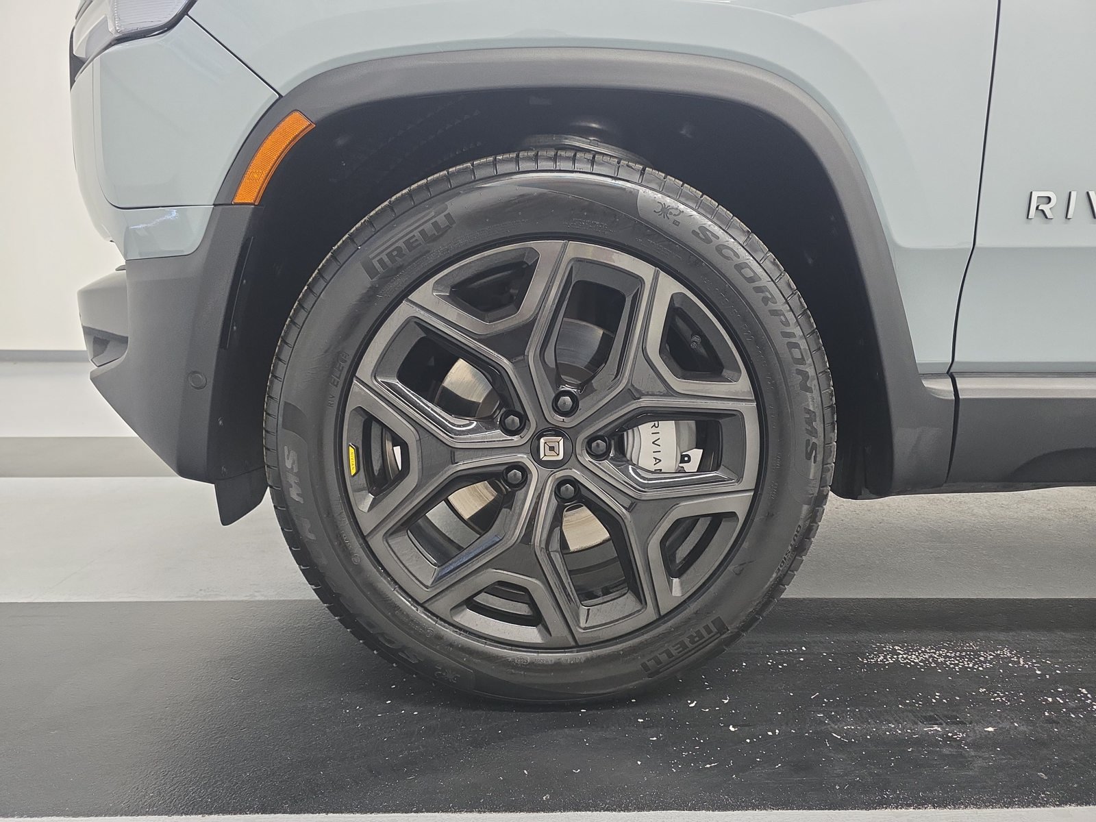 Used 2025 Rivian R1S Adventure Dual AWD/4WD image 9