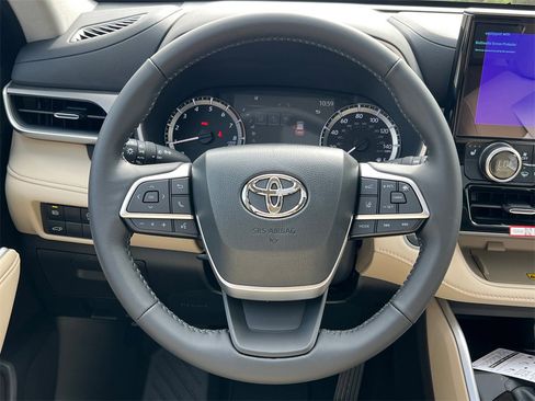 New 2025 Toyota Highlander XLE image 24