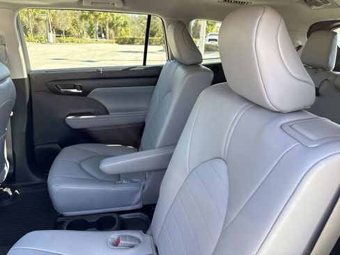 Used 2025 Toyota Highlander XLE image 12