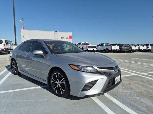 Used 2020 Toyota Camry SE FWD image 7