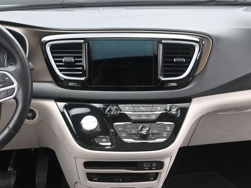 Used 2018 Chrysler Pacifica Touring-L Plus w/ Tire & Wheel Group image 25