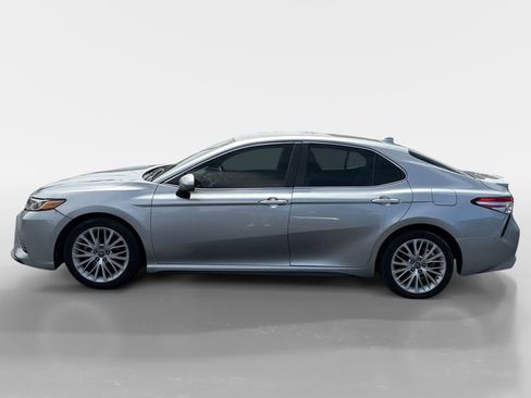 Used 2018 Toyota Camry SE w/ Moonroof Package FWD image 2