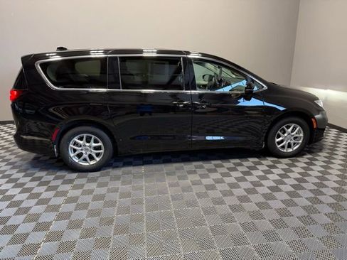 Used 2024 Chrysler Pacifica Touring-L image 7