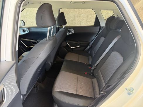 Used 2025 Kia Soul LX w/ LX Technology Package FWD image 23