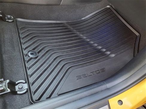 Used 2021 Kia Seltos SX w/ SX Sunroof Package image 29