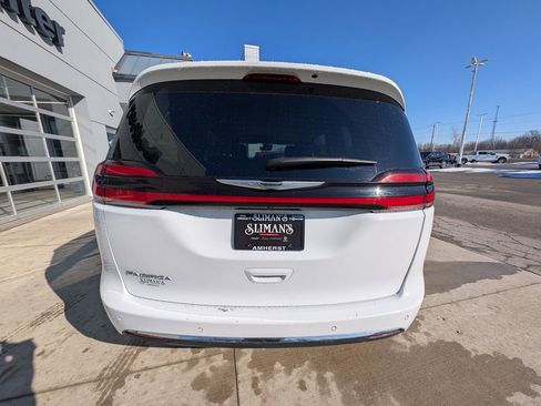 Used 2024 Chrysler Pacifica Touring-L image 10