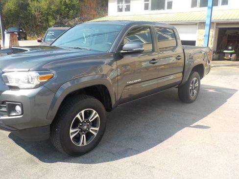 Used 2017 Toyota Tacoma TRD Sport w/ Tow Package (A/T) image 3
