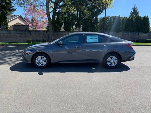 New 2026 Hyundai Elantra SE FWD image 2