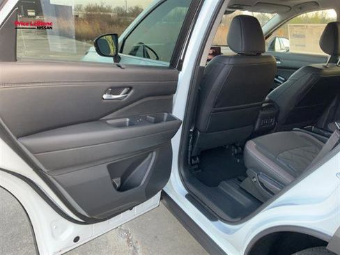New 2026 Nissan Pathfinder Platinum FWD image 28