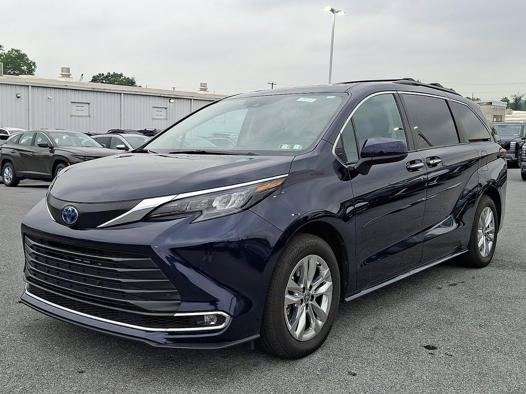 Used 2024 Toyota Sienna XLE w/ XLE Plus Package AWD/4WD image 1