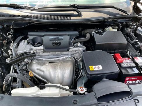 Used 2017 Toyota Camry SE w/ Moonroof Package FWD image 10