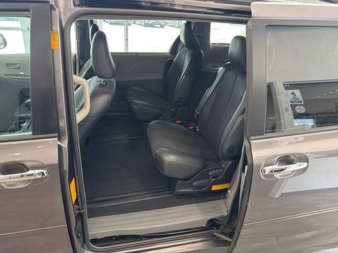 Used 2014 Toyota Sienna SE FWD image 21