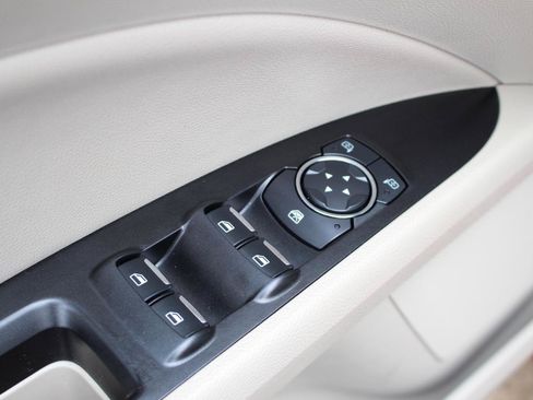 Used 2017 Ford Fusion SE w/ Fusion SE Technology Package FWD image 13