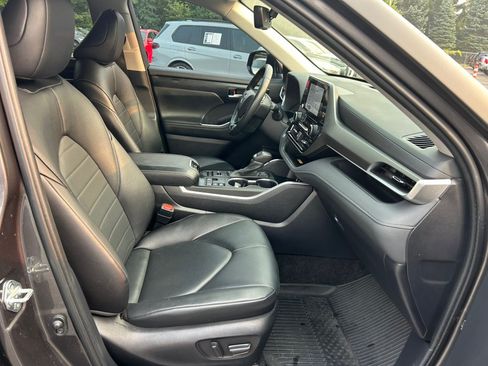 Used 2024 Toyota Highlander XLE AWD/4WD image 22
